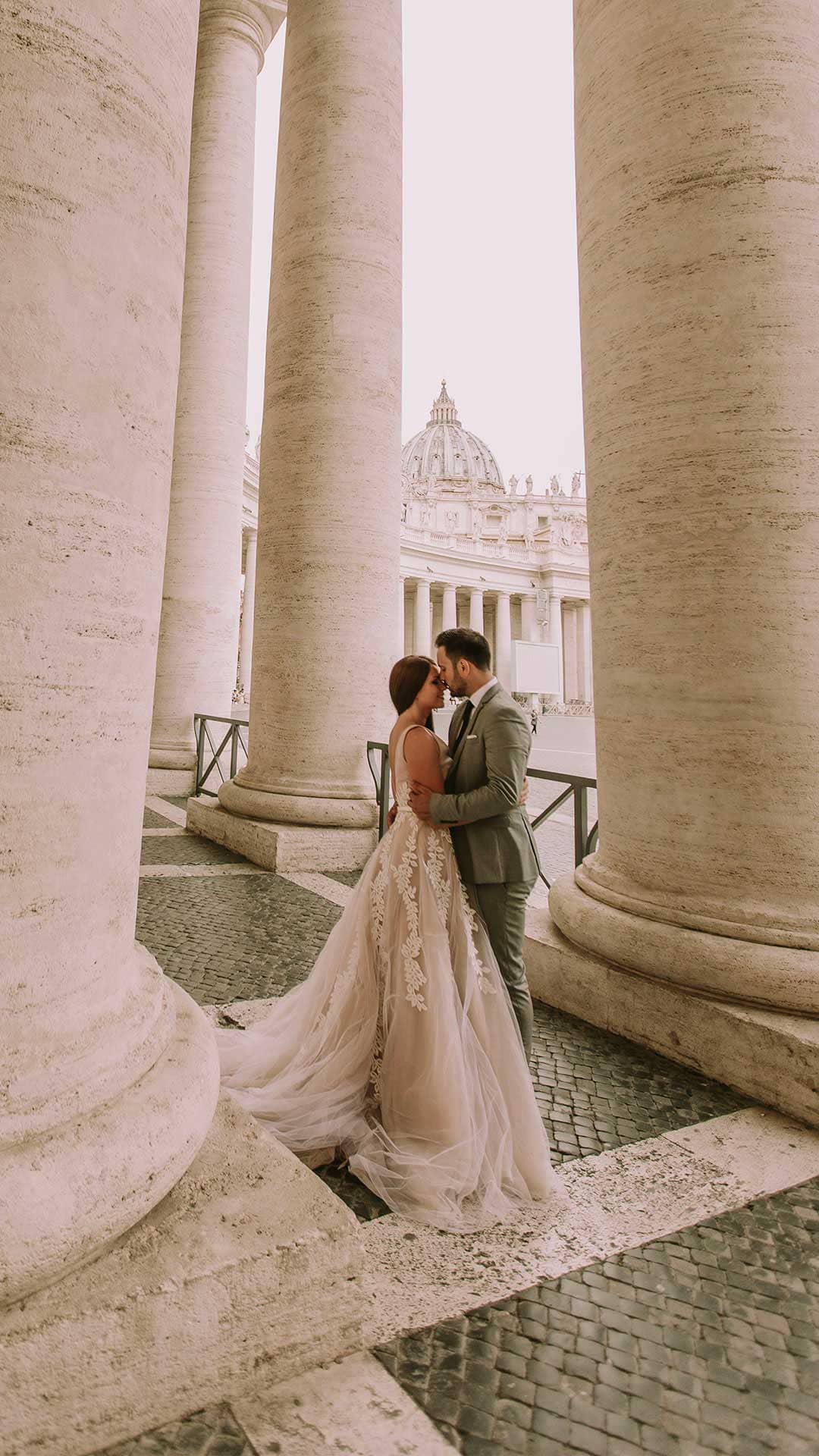 Tavolo imperiale allestito con cura per un ricevimento di matrimonio di lusso firmato Prime Weddings